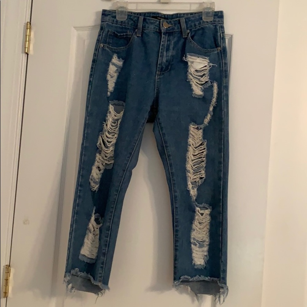 🛍 3/$25 Distressed Cropped Jeans ☆